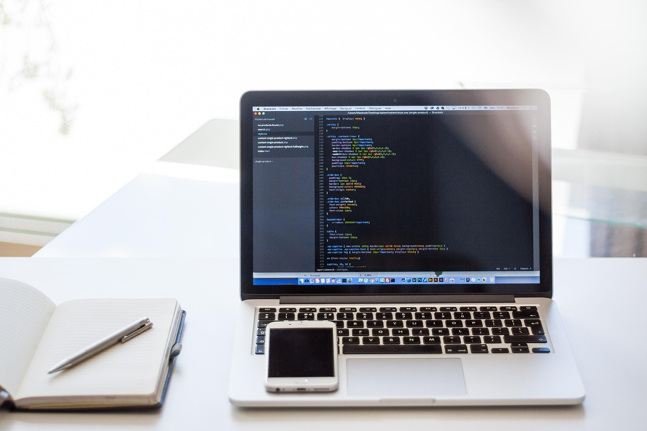 Monitor com código de integração com sistemas internos e chamadas de webhooks seguros.