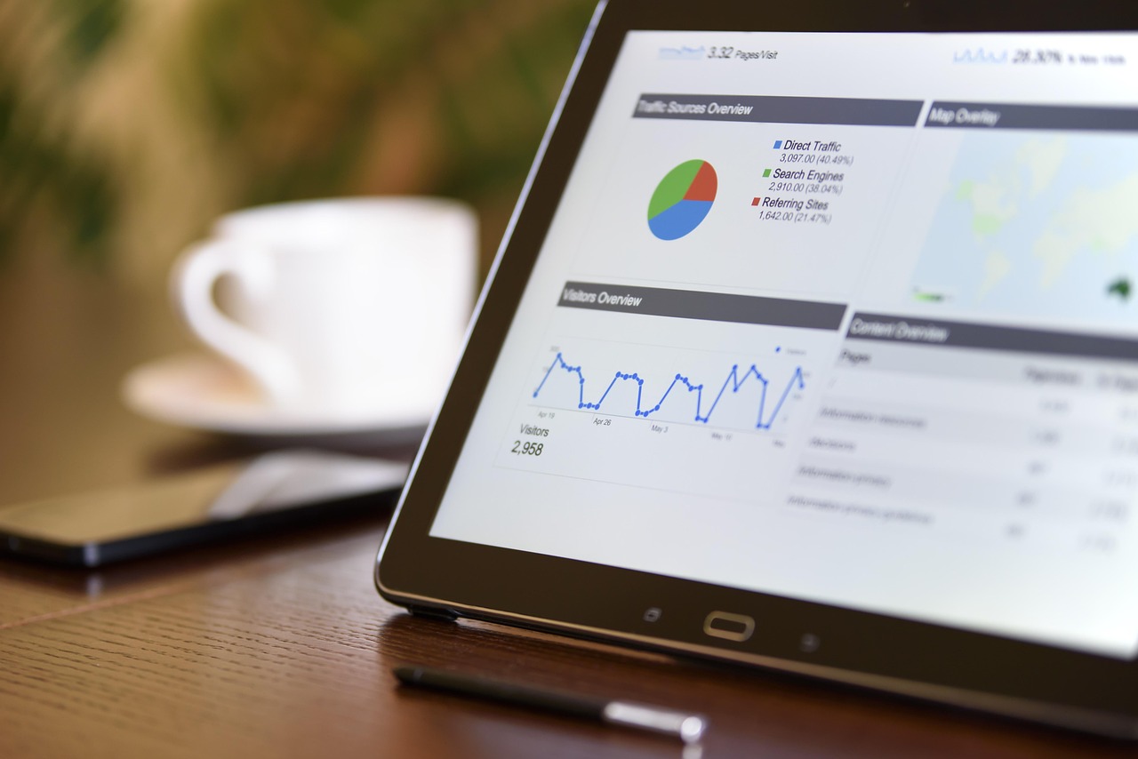 Profissional analisando métricas em um dashboard operacional sob medida na tela do computador.