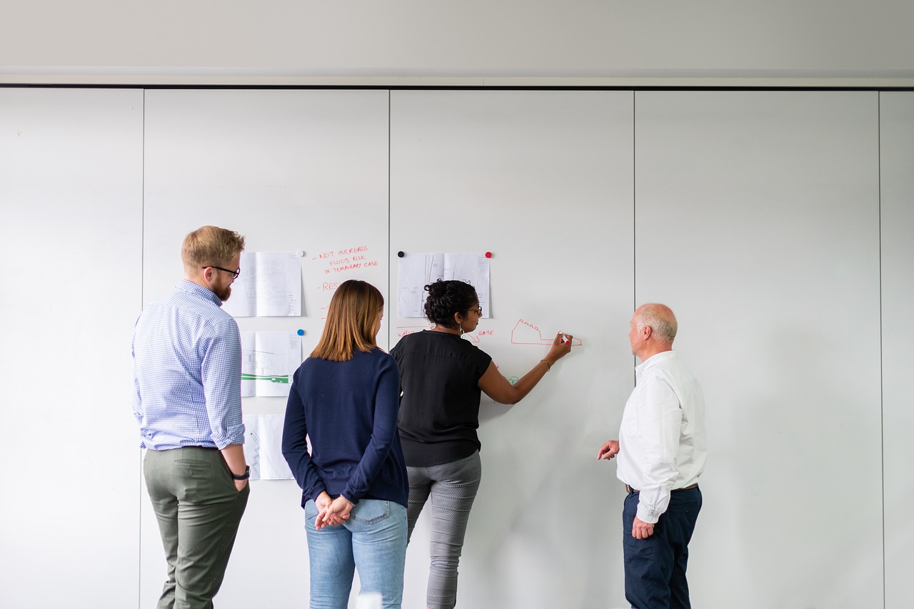 Engenheiros discutindo arquitetura de software empresarial e integração de APIs em sistemas legados